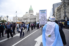 Familiares y personas con discapacidad se reunen en el Congreso.