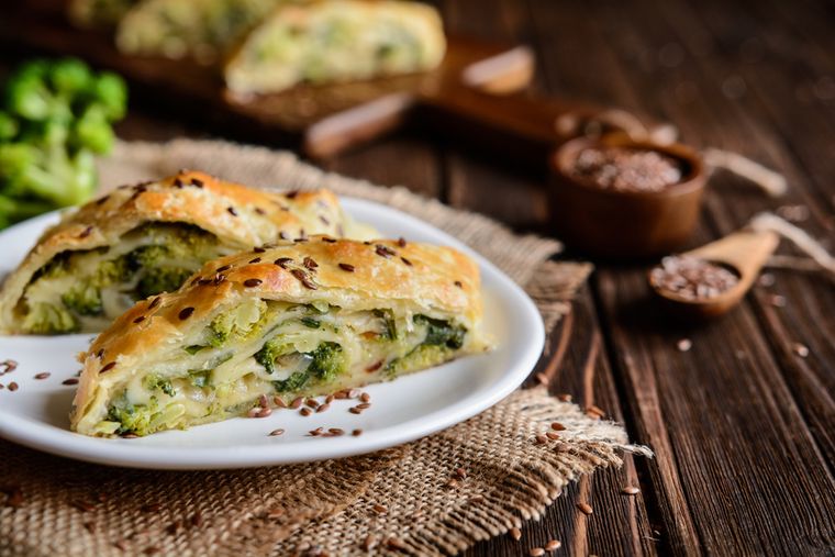 Receta de strudel relleno de brócoli y queso fácil y lleno de sabor.