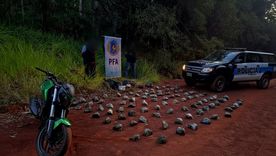 El opertativo, aplicado en Misiones, terminó con el secuestro de 71 kilos de droga y una moto robada en Buenos Aires. El opertativo, aplicado en Misiones, terminó con el secuestro de 71 kilos de droga y una moto robada en Buenos Aires.