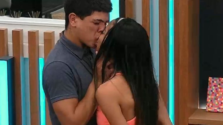 El apasionado beso entre Thiago y Daniela en Gran Hermano