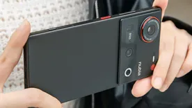 Un celular con pantalla limpia y batería de larga duración. Un celular con pantalla limpia y batería de larga duración.