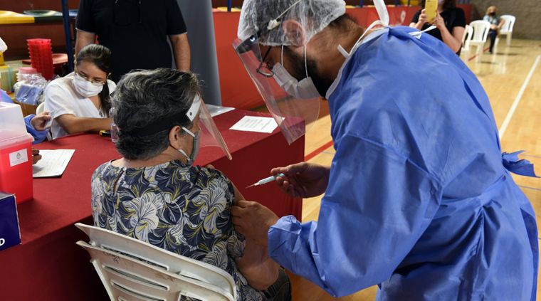 Un funcionario de Salud dice que se podría posdatar la le segunda dosis de la Sputnik Foto: ALF PONCE MERCADO / MDZ