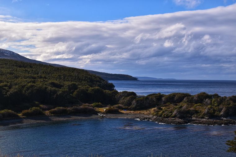 Desde este pueblo, los senderos del parque nacional llevan a bosques, ríos y zonas volcánicas. Desde este pueblo, los senderos del parque nacional llevan a bosques, ríos y zonas volcánicas.