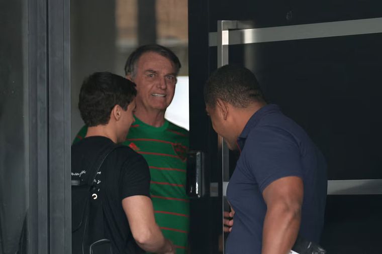 Jair Bolsonaro detenido: la Policía brasileña arrestó al exmandatario en Brasilia.