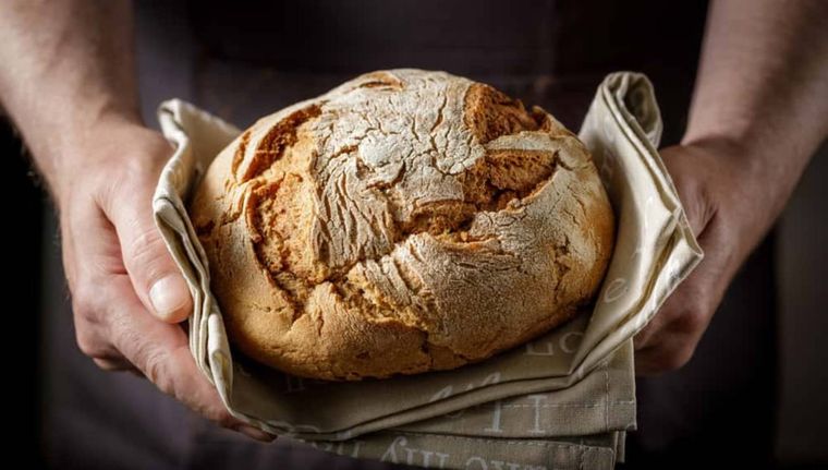 El pan es uno de los clásicos de todas las mesas (Shutterstock).