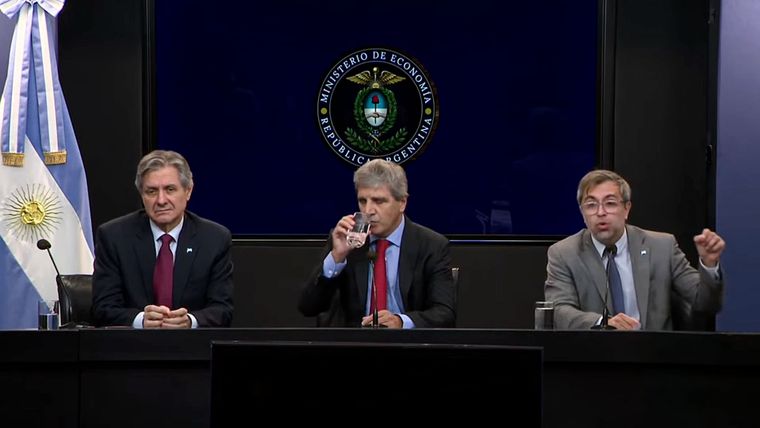 José Luis Daza, viceministro de Economía; Luis Caputo, titular de la cartera económica; y Federico Furiase, secretario de Finanzas, al anunciar el programa financiero para el próximo año y medio.