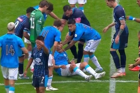 Susto enorme: Zelarayán se descompensó en pleno partido de Belgrano por la Copa Argentina. Susto enorme: Zelarayán se descompensó en pleno partido de Belgrano por la Copa Argentina.