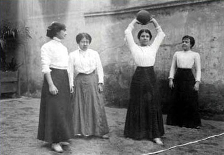En Mendoza, las primeras escuelas orientadas a la educación de las mujeres estaban destinada a niñas blancas, indias y esclavas.