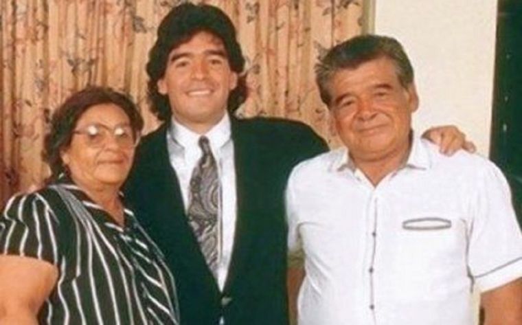 Diego Maradona junto a sus padres