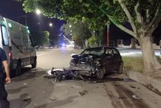 La moto quedó debajo del Renault Clio de color negro. La moto quedó debajo del Renault Clio de color negro.