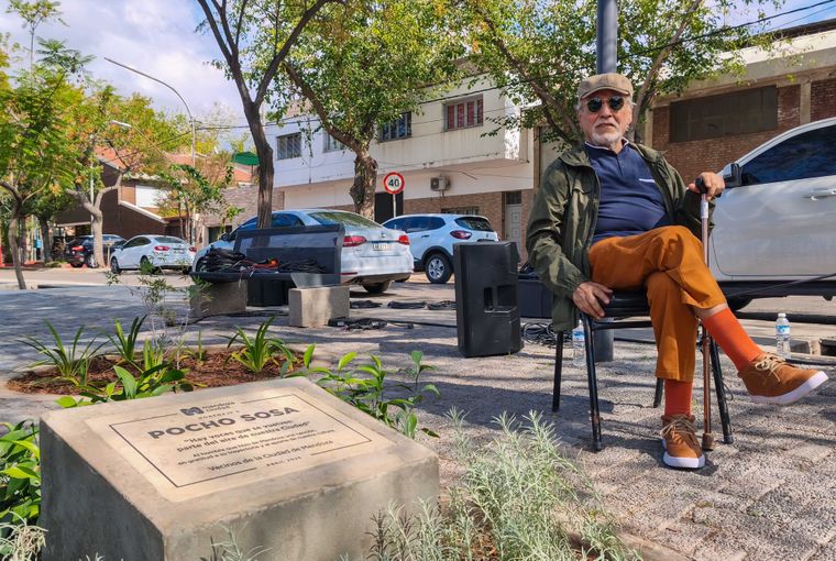 Pocho Sosa, visiblemente conmovido, descubre la placa que inmortaliza su nombre en la plazoleta de la Cuarta Sección. / Prensa Ciudad