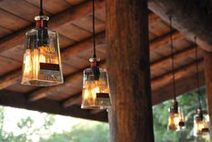 Las lámparas artesanales recicladas son más fáciles de hacer de lo que crees. Foto: The Green Head - https://www.thegreenhead.com/imgs/recycled-1800-tequila-bottle-pendant-lamps-1.jpg