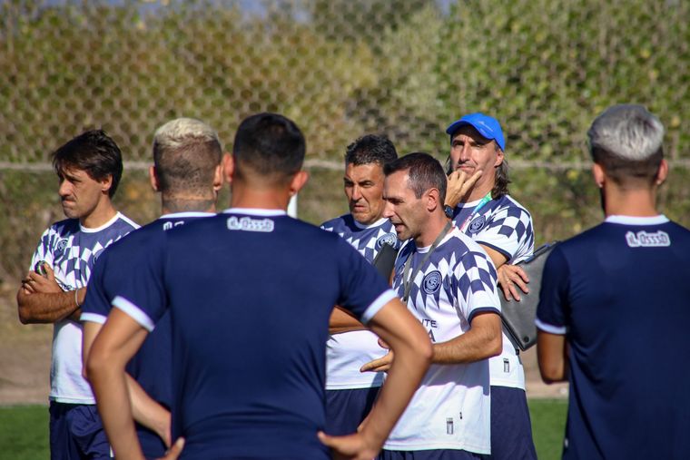 El ex DT de Independiente Rivadavia dirigirá en la India. 