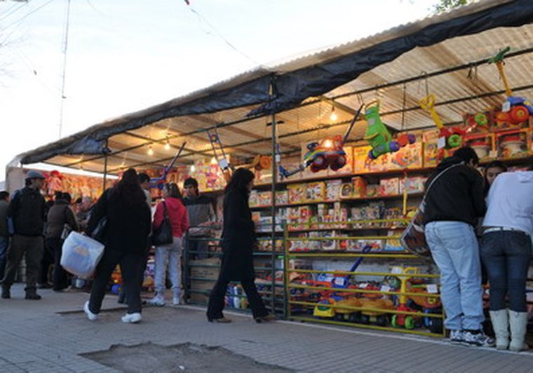 Denominador común: gente y más gente comprando juguetes. Foto: Flor Kaiser/MDZ