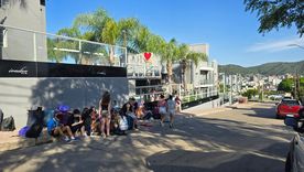 Un contingente de estudiantes de Esquel y Trevelín quedó varado en Villa Carlos Paz tras un viaje a Camboriu con incumplimientos. Un contingente de estudiantes de Esquel y Trevelín quedó varado en Villa Carlos Paz tras un viaje a Camboriu con incumplimientos.