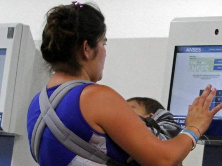 Para cobrar la Asignación Universal por Hijo es necesario contar con la libreta de vacunación, atención médica y escolarización actualizada. Foto: Archivo MDZ