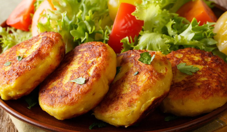 Se dice que la receta original surgió como una forma práctica de aprovechar papas cocidas del día anterior. Se dice que la receta original surgió como una forma práctica de aprovechar papas cocidas del día anterior.