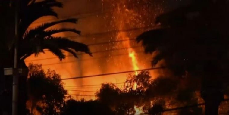 Las llamas superaron los cinco metros de altura y obligaron la rápida acción de Bomberos.