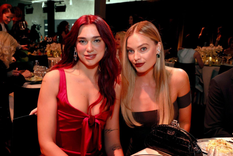 Margot Robbie pudo confesarle su amor a Dua Lipa gracias a que alguien la ayudó.