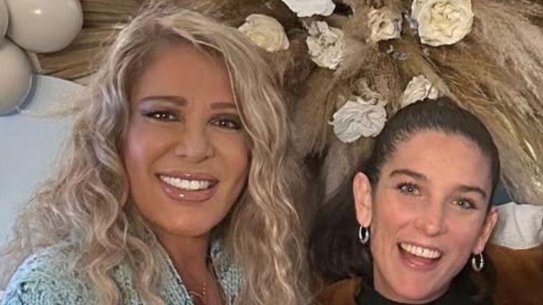 Reina Reech junto a su hija, Juana Repetto.