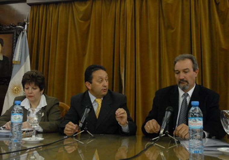 La jefa de la DGR Alicia Chacón, Celso Jaque y Adrián Cerroni. Foto: Prensa Casa de Gobierno