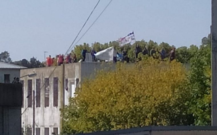 Melchor Romero Las imágenes muestran a decenas de internos subidos a los techos del penal.