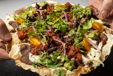 Esta receta de tlayudas es conocida como la “pizza oaxaqueña” por su tamaño y variedad de ingredientes, aunque conserva técnicas totalmente tradicionales.