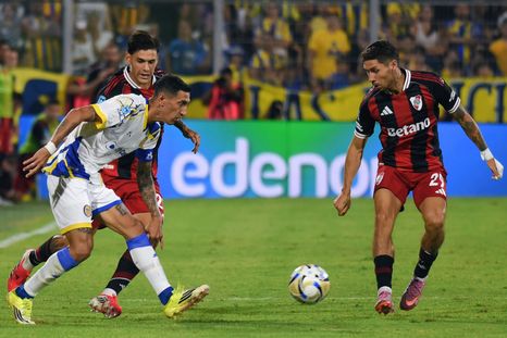 Ángel Di María encara frente a la marca de Martínez Quarta y Montiel. Ángel Di María encara frente a la marca de Martínez Quarta y Montiel.