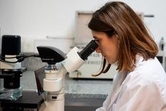 Julieta Merlo, investigadora del CONICET, obtuvo una beca para desarrollar un stent cardiovascular capaz de desintegrarse cuando el cuerpo ya no lo necesita. Foto: Conicet