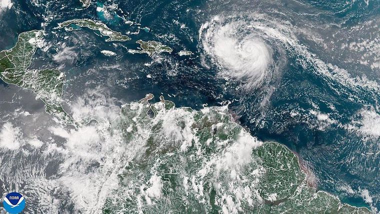 Una imagen satelital muestra al huracán Erin avanzando en el Océano Atlántico.