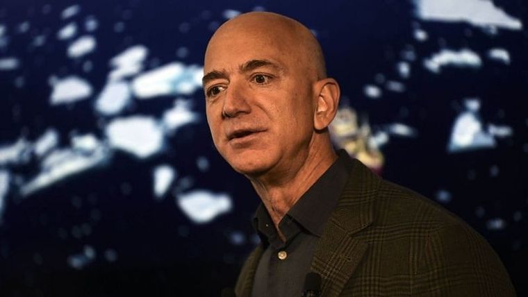 Jeff Bezos podría haberle dado a cada empleado de Amazon un bono de US$105.000 con el dinero ganado desde marzo y seguir siendo rico, dice el informe. Foto: AFP