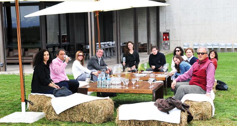 Previo al almuerzo, los invitados degustaron algunos vinos en los jardines de Killka. Foto: Gerardo Gómez/MDZ