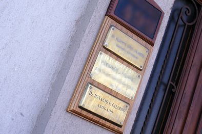 MDZol | La placa de su estudio, de avenida Mitre. Foto: Ariel Jalley/Mediamza.com