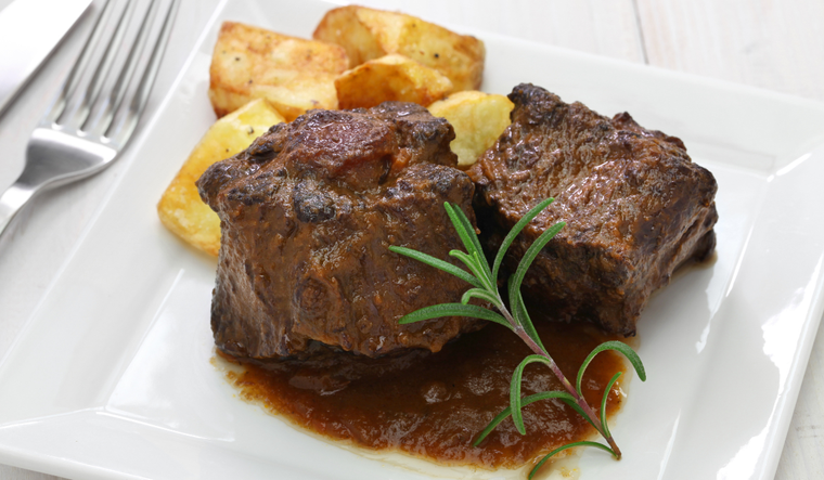 La clave de esta receta es la cocción prolongada, que logra una carne tierna y una salsa llena de sabor. La clave de esta receta es la cocción prolongada, que logra una carne tierna y una salsa llena de sabor.