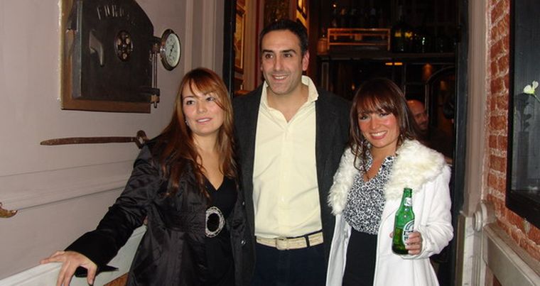 Manuela y Mirella Salas junto a Pablo Krause posan en la puerta del flamante local. Foto: MDZ