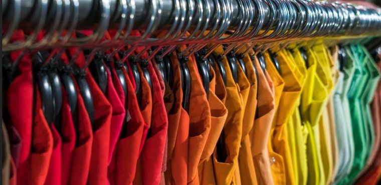 Los colores en la vestimenta provocan diferentes energías, es importante de la elección de colores dependiendo los estados de ánimo y las energías del día. Foto: Freepik