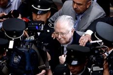 El sacerdote chileno Fernando Karadima rodeado por los medios mientras abandona el edificio de la Corte Suprema en Santiago de Chile. Foto: REUTERS