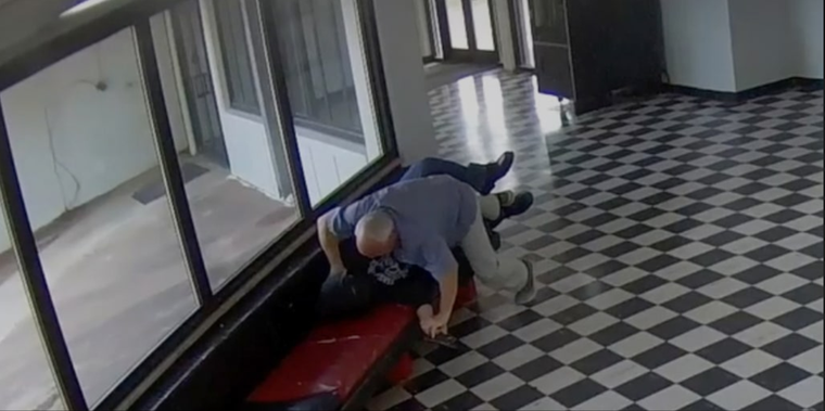 El director de la escuela logró intervenir y pudo reducir al hombre que ingresó armado.