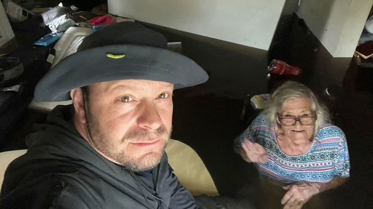 Lauder rescatando a su madre, Karen, de 84 años. Foto: GoFundMe / Johnny Lauder