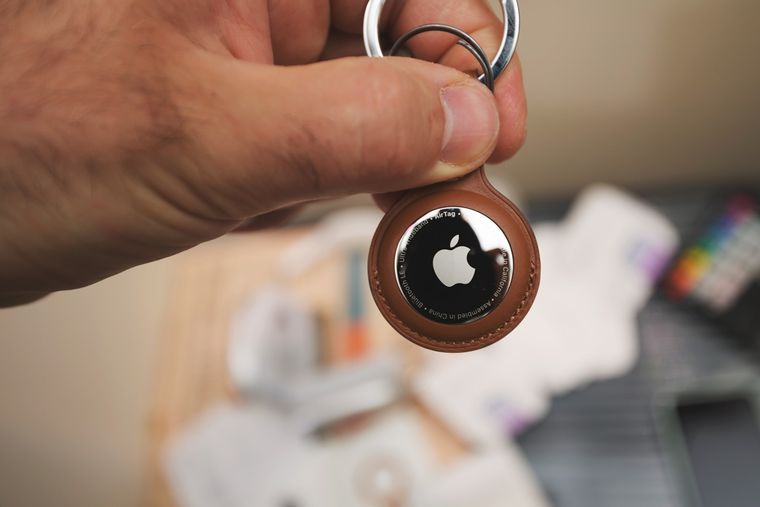 El AirTag de Apple destaca por su B&uacute;squeda de Precisi&oacute;n y la red global de b&uacute;squeda.