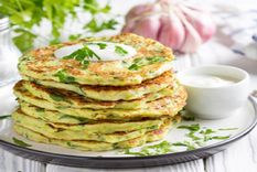 cena express: sorprende con unos deliciosos bunuelos de calabacin con salsa de yogur ¡en minutos!