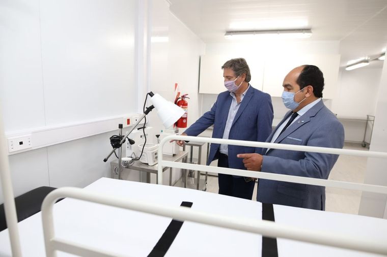 Félix y un funcionario municipal en una recorrida del módulo sanitario de San Rafael. Foto: Prensa San Rafael