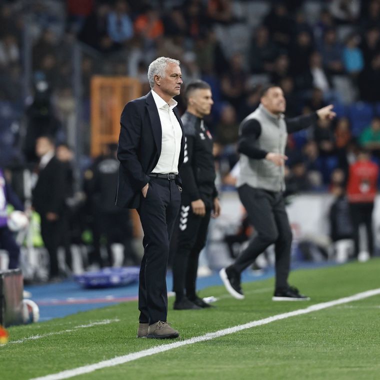 Mourinho sigue sin decepcionar con sus imperdibles locuras. Foto: @Fenerbahce