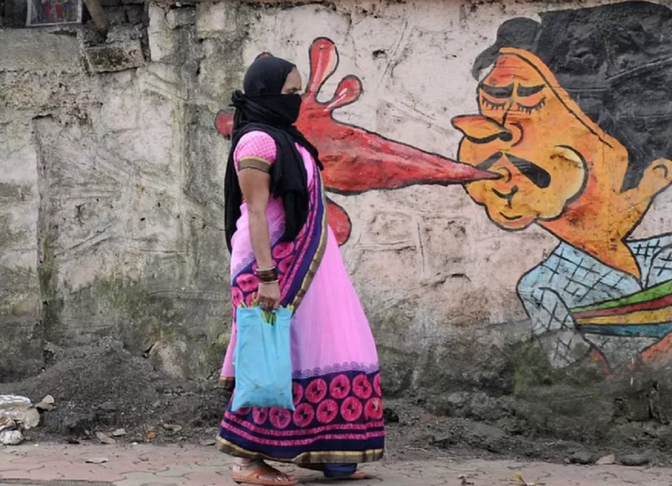 En Mumbai usan grafitis callejeros para crear conciencia sobre los peligros de escupir en público Foto: GETTY IMAGES