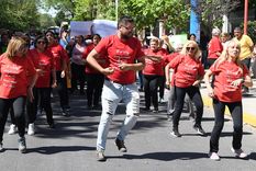 Así se bailaba en Las Heras en apoyo a Orozco mientras empleados reclamaban sueldos atrasados. Foto: ALF PONCE MERCADO / MDZ