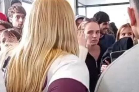 pinas, insultos y empujones en una facultad publica para desalojar mesas informativas libertarias pinas, insultos y empujones en una facultad publica para desalojar mesas informativas libertarias