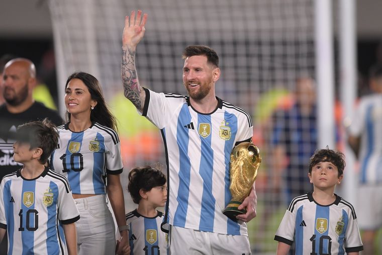 Messi se despide en el Monumental, después de años de altibajos en su relación con los hinchas argentinos. Foto: Télam.