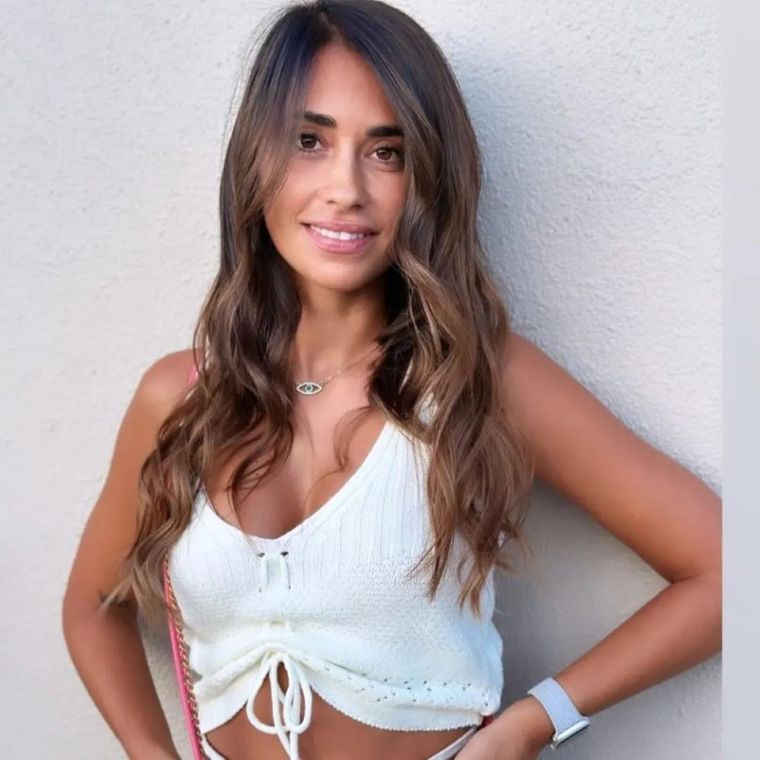 Antonela Roccuzo opta por un bolso rosado y te mostramos cómo combinarlo en otros looks Foto: Instagram