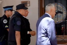 Bento, esposado. Seguirá enfrentando el juicio oral en el que está acusado de delitos graves Foto: Rodrigo DAngelo / MDZ Bento, esposado. Seguirá enfrentando el juicio oral en el que está acusado de delitos graves Foto: Rodrigo DAngelo / MDZ