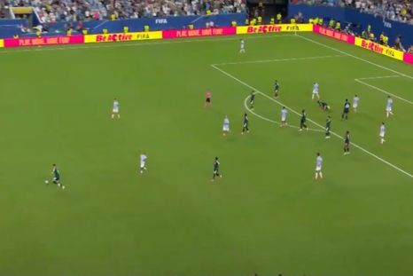 Los jugadores de Arabia no podían creer el contragolpe que cortó el árbitro. Los jugadores de Arabia no podían creer el contragolpe que cortó el árbitro.